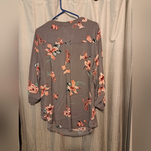 Torrid Grey Floral Top sz 2 - Picture 2 of 3